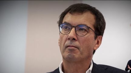 Jean-Pierre Farandou sera remplacé à la tête de la SNCF après les Jeux olympiques, selon une annonce de l'exécutif mardi 7 mai. Le gouvernement n'a pas digéré le fait qu'il valide un accord avantageux sur la fin des carrières. des cheminots.