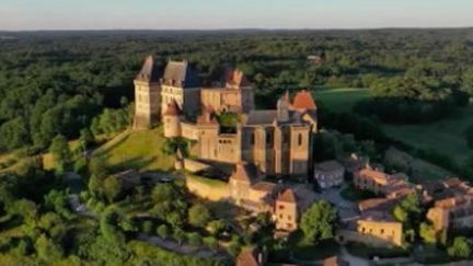 Le 13 Heures du jeudi 1er avril vous offre un bol d’air frais en Dordogne, au cœur du château de Biron et dans les jardins du manoir d’Eyrignac. (France 2)