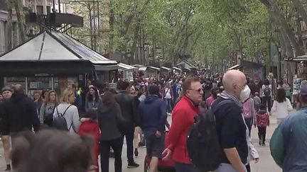 La levée des restrictions sanitaires ramène progressivement les touristes étrangers en Europe. (FRANCEINFO)