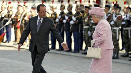 &nbsp; (La reine accueillie par François Hollande © REUTERS/Charles Platiau)