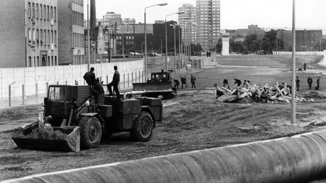 &nbsp; (Un terrain du quartier de Kreuzberg occupé par l'armée est-allemande. © Maxppp)