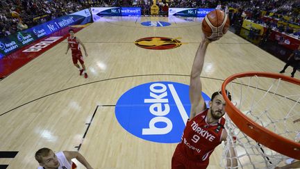 Le pivot turc Semih Erden, lors d'un match de l'Eurobasket contre l'Allemagne, &agrave; Berlin, le 8 septembre 2015. (JOHN MACDOUGALL / AFP)