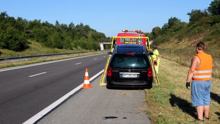 Une voiture en panne se fait remorquer sur une route. (JEAN-FRANÇOIS FREY / MAXPPP)