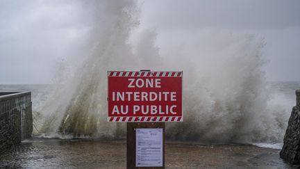 La tempête Ciaran a touché les côtes de la Manche le 2 novembre 2023 comme ici à Granville. Photo d'illustration. (OLIVIER CORSAN / MAXPPP)