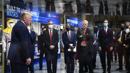 Le président Donald Trump lors de la visite d'une usine Ford, le 21 mai 2020 à Ypsilanti, dans l'Etat du Michigan (Etats-Unis). (BRENDAN SMIALOWSKI / AFP)