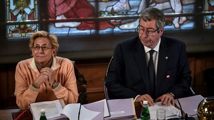 Isabelle Balkany et&nbsp;Patrick Balkany, le 15 avril 2019 à la mairie de Levallois-Perret (Hauts-de-Seine). (STEPHANE DE SAKUTIN / AFP)