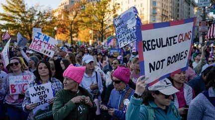 Des femmes manifestent à Washington, le 2 novembre 2024 aux Etats-Unis. (KENT NISHIMURA / GETTY IMAGES NORTH AMERICA / AFP)