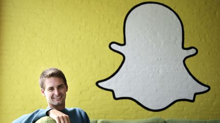 L'un des fondateurs de Snapchat, Evan Spiegel, sous le logo de l'application, le 24 octobre 2013 &agrave; Los Angeles (Etats-Unis). (JAE C. HONG / AP / SIPA)