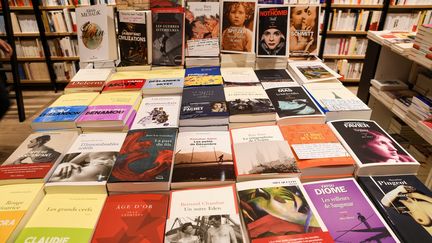 Image d'illustration. Une table de livres dans une librairie en 2019 à Paris. (JEROME LEBLOIS / HANS LUCAS)