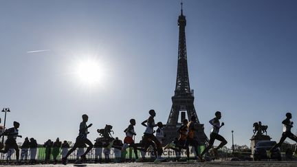 Lors de la 45e édition du Marathon de Paris, le 3 avril 2022. Photo d'illustration. (SAMEER AL-DOUMY / AFP)