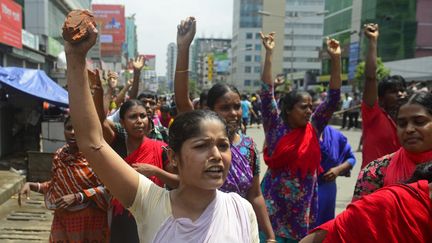 Des ouvri&egrave;res travaillant dans une usine textile manifestent &agrave; Dacca, la capitale du Bangladesh, le 7 ao&ucirc;t 2014. (MUNIR UZ ZAMAN / AFP)