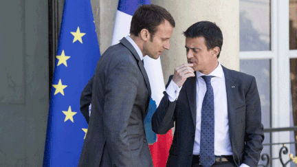 &nbsp; (Manuel Valls et Emmanuel Macron sur le perron de l'Elysée © Maxppp)