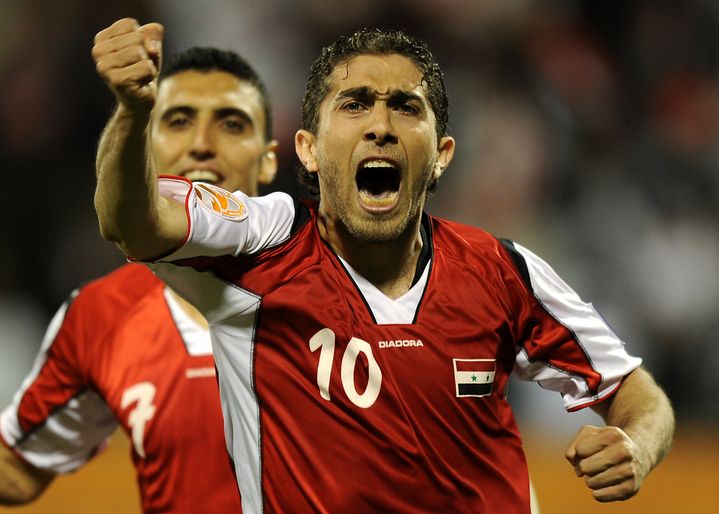 L'attaquant syrien Firas Al-Khatib lors d'un match de la sélection nationale contre le Qatar, à Doha (Qatar), le 13 janvier 2011. (MANAN VATSYAYANA / AFP)