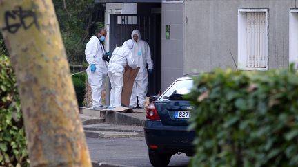 Des agents de la police scientifique et des m&eacute;decins l&eacute;gistes p&eacute;n&egrave;trent dans l'immeuble o&ugrave; a &eacute;t&eacute; tu&eacute;e une femme de 47 ans, le 5 avril 2012 &agrave; Grigny (Essonne). (PIERRE VERDY / AFP)