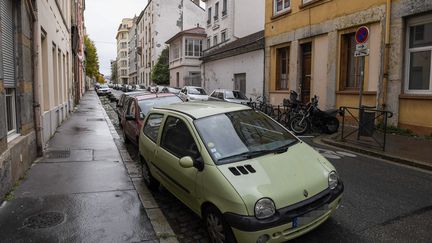 Des véhicules en stationnement à Lyon, le 22 novembre 2022. (JOEL PHILIPPON / MAXPPP)