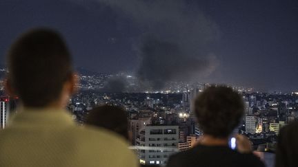 De la fumée s'élève d'une frappe israélienne sur le quartier de Dahieh, situé au sud de la capitale Beyrouth, le 1er octobre 2024, Liban. (MURAT SENGUL/ANADOLU/AFP)