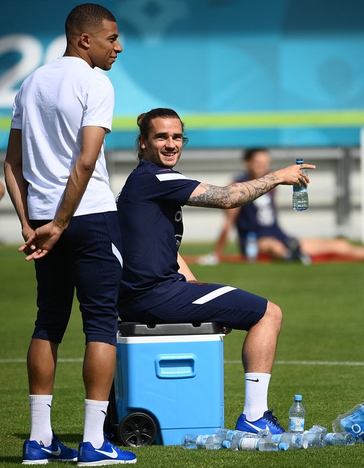 Kylian Mbappé et Antoine Griezmann assistent à l'entraînement des Bleus à Munich,&nbsp;le&nbsp;16 juin (FRANCK FIFE / AFP)