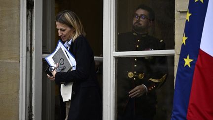 La ministre française du Travail et de l'Emploi Astrid Panosyan-Bouvet quitte l'hôtel Matignon après une réunion des représentants des syndicats français avec le Premier ministre français, à Paris le 26 septembre 2024. (JULIEN DE ROSA / AFP)