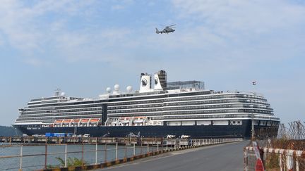 Le paquebot "Westerdam" dans le port de Sihanoukville, au Cambodge, mardi 18 février 2020.&nbsp; (TANG CHHIN SOTHY / AFP)