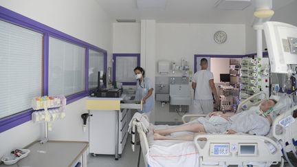 Le personnel médical s'occupe d'un patient non-Covid-19 dans le service de réanimation de l'hôpital Emile Muller à Mulhouse&nbsp;(Haut-Rhin), le 23 juillet 2021. (SEBASTIEN BOZON / AFP)