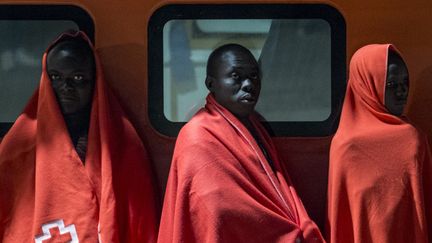 Des hommes secourus en Méditerranée, le 25 octobre 2018, dans le port de Malaga&nbsp;(Espagne). (GUILLAUME PINON / NURPHOTO / AFP)