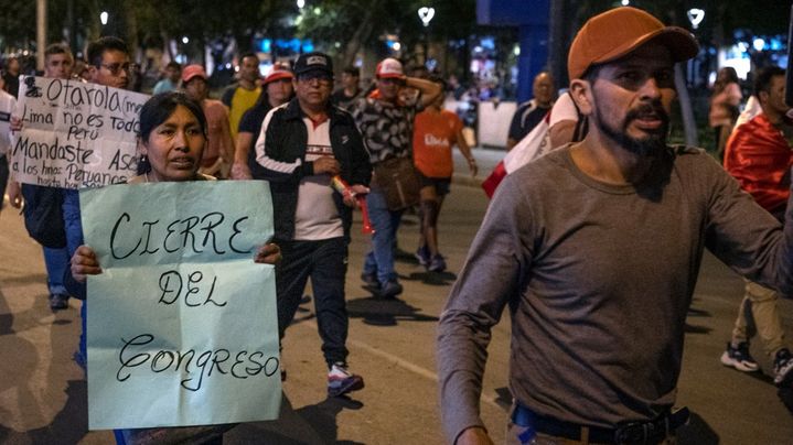 Des manifestants protestent dans un quartier résidentiel de Lima, au Pérou, le 15 janvier 2023. (CRIS BOURONCLE / AFP)