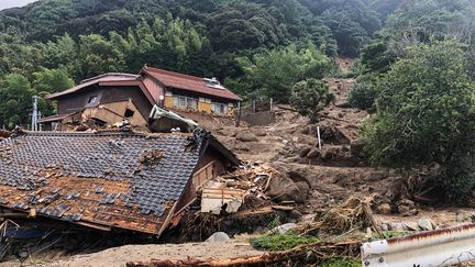 Un glissement de terrain dans la ville de Karatsu, préfecture de Saga, au Japon, le 10 juillet 2023. (HANDOUT / KARATSU CITY / AFP)