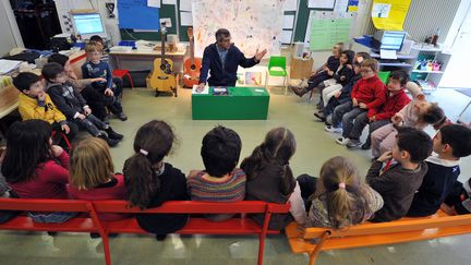 L'allongement de la semaine &agrave; quatre jours et demi de classe est approuv&eacute;e par 72% des sond&eacute;s. (PIERRE ANDRIEU / AFP)