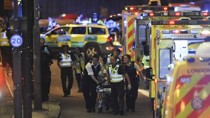 Evacuation d'un blessé après une attaque terroriste sur le London Bridge à Londres (Royaume-Uni), le 3 juin 2017. (DANIEL SORABJI / AFP)