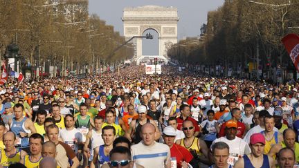 Plus de 54 000 personnes se sont inscrites au marathon de Paris qui se tiendra le 12 avril 2015. Environ un tiers des participants viennent de l'&eacute;tranger. ( BENOIT TESSIER / REUTERS )