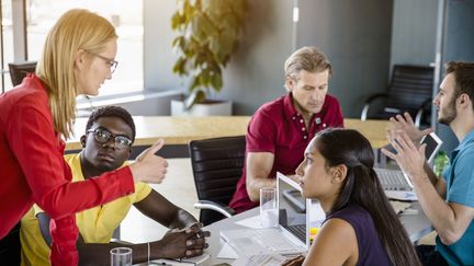 L'emploi est notamment en recul dans l'int&eacute;rim, qui a perdu 34 000 postes en moyenne annuelle en 2013, selon les chiffres de l'Acoss. (BUERO MONACO / TAXI / GETTY IMAGES)