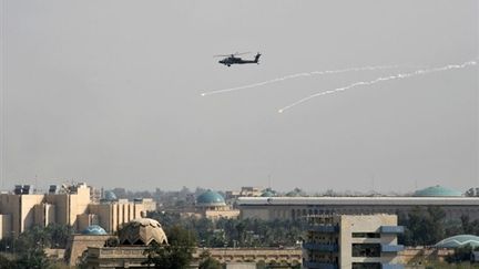 Un hélicoptère Apache de l'armée américaine survole la zone verte à Bagdad (archives) (AFP PHOTO/AHMAD AL-RUBAYE)