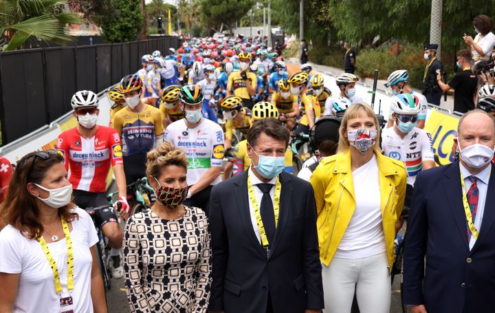 De g. à dr., la ministre&nbsp;déléguée aux Sports, Roxana Maracineanu, Laura Tenoudji et son époux, le maire de Nice, Christian Estrosi, Charlène et Albert II de Monaco, avant le départ de la première étape du Tour de France, à Nice, le 29 août 2020. (KENZO TRIBOUILLARD / AFP)