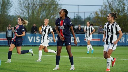 La déception de Marie-Antoinette Katoto lors de l'élimination de l'équipe féminine du PSG face à la Juventus en barrages d'accession à la Ligue des Champions, le 26 septembre 2024, au Campus du PSG (Poissy). (DAVID HIVER / SIPA)