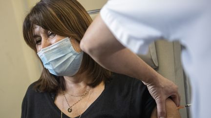 L'éphémère maire écologiste de Marseille, devenue première adjoint à la Santé, Michèle Rubirola, reçoit le vaccin contre le Covid-19, à l'hôpital de la Timone, à Marseille (Bouches-du-Rhône), le 5 janvier 2021.&nbsp; (CHRISTOPHE SIMON / AFP)