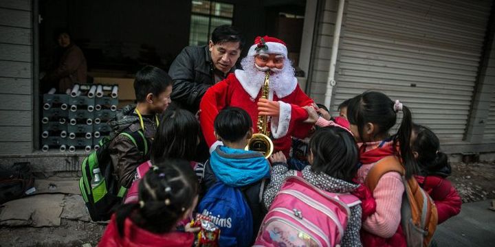 Insolite en Occident, cette figure du Père Noël jouant du saxophone s'arrache en Chine.  (YANG GUANG / IMAGINECHINA)