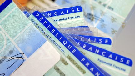 Une s&eacute;rie de cartes d'identit&eacute; au centre d'&eacute;tablissement de la carte d'identit&eacute; fran&ccedil;aise de Limoges, le 25 f&eacute;vrier 2010. (JEAN-PIERRE MULLER / AFP)