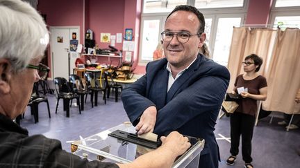 Damien Abad vote dans sa circonscription à Oyonnax, lors du premier tour des éléctions législatives, le 12 juin 2022. (JEAN-PHILIPPE KSIAZEK / AFP)