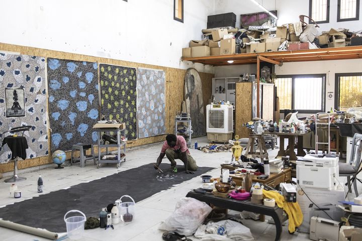 Omar Ba au travail dans son atelier de&nbsp;Sangalkam (9 mai 2022) (JOHN WESSELS / AFP)