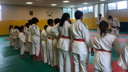 Les judokas français "me donnent envie de continuer, et encore plus de force", explique une des jeunes licenciés du club du CSL d'Aulnay-sous-Bois, en Seine-Saint-Denis. (MARGAUX QUEFFELEC / RADIO FRANCE)