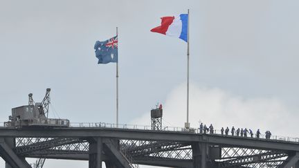 Les drapeaux de l'Australie et de la France côte à côte sur un pont à Sydney (Australie). (JAMES D. MORGAN / GETTY IMAGES ASIAPAC)