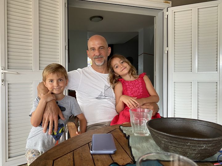 Le docteur Laurent Pery avec ses enfants, chez lui à Magenta (Nouvelle-Calédonie), le 28 novembre 2021. (RAPHAEL GODET / FRANCEINFO)