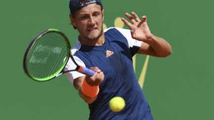 Lucas Pouille en défense (YANN COATSALIOU / AFP)