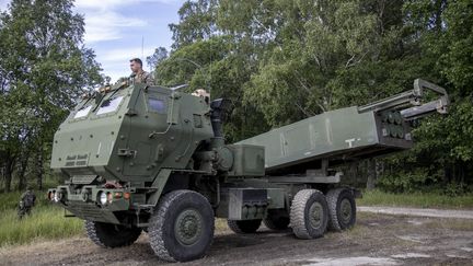 Des militaires américains utilisant un lance-roquettes Himars, sur l'île d'Utö, située dans l'archipel de Stockholm, en Suède, le 11 juin 2024. (Photo d'illustration) (NARCISO CONTRERAS / ANADOLU)