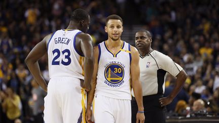 Le leader de Golden State, Stephen Curry, avec Draymond Green (EZRA SHAW / GETTY IMAGES NORTH AMERICA)