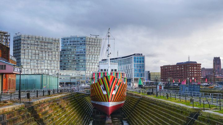 Un bateau en cale sèche près des docks de Liverpool. L'un des symbôles de la ville. (FRANCK BALLANGER / RADIO FRANCE)