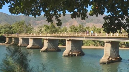 Le pont de la commune de Thio en Nouvelle-Calédonie, où des affrontements ont fait un mort et un blessé grave, le 15 août 2024. (NOUVELLE CALEDONIE LA 1ERE)