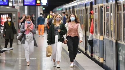 Des usagers du métro de Munich, en Allemagne, le 16 mai 2020.&nbsp; (FRANKHOERMANN/SVEN SIMON / SVEN SIMON / AFP)