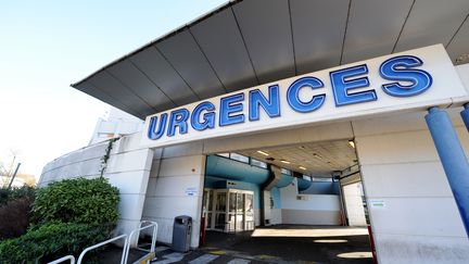 L'entrée des urgences du CHU de Grenoble (2014). (JEAN-PIERRE CLATOT / AFP)