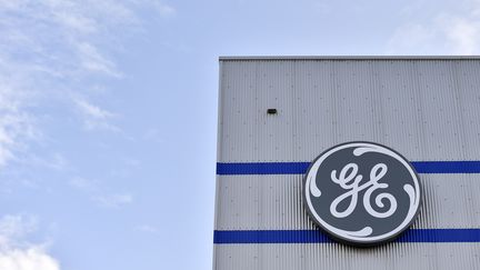 Le logo du groupe General Electric, à Montoir-de-Bretagne (Loire-Atlantique), le 21 novembre 2016. (LOIC VENANCE / AFP)